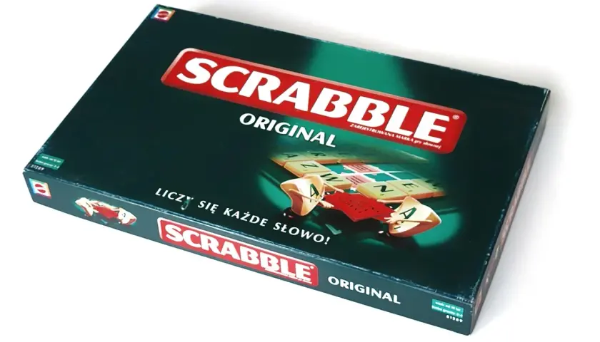 Pudełko gry Scrabble Original. Na ciemnozielonej okładce widnieje logo gry i fragment planszy z literami. "Liczy się każde słowo!" - przypomina o zasadach.