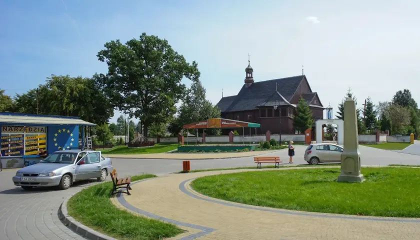 Drewniany kościół, sklep z narzędziami i pomnik tworzą urokliwe jeruzal atrakcje.