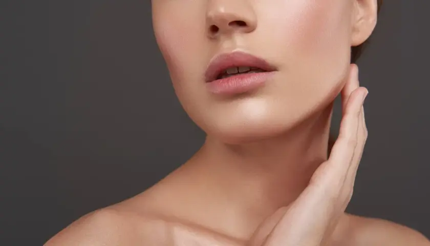Labios rosados y piel luminosa, con un sutil **contouring cara alargada** que realza la estructura facial.