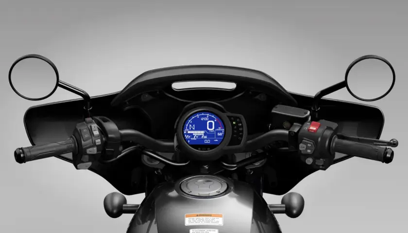 Panel de control de moto con pantalla digital mostrando RPM, velocidad y hora. El par motor de una moto se siente en la aceleración.