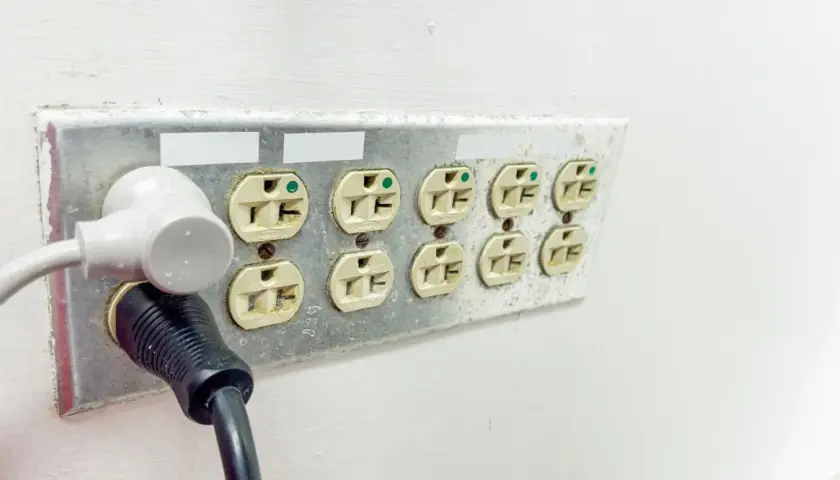 Wtyczki podłączone do gniazdka elektrycznego, pokazujące, jak podłączyć oświetlenie z gniazdka.