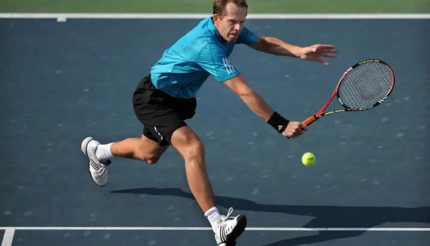Stefan Edberg w akcji, uderza piłkę tenisową na korcie.