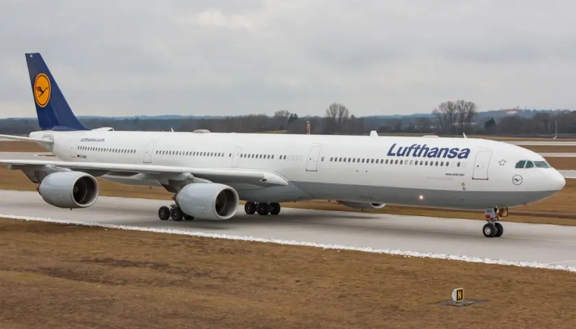 Airbus A340-600 linii Lufthansa na płycie lotniska.