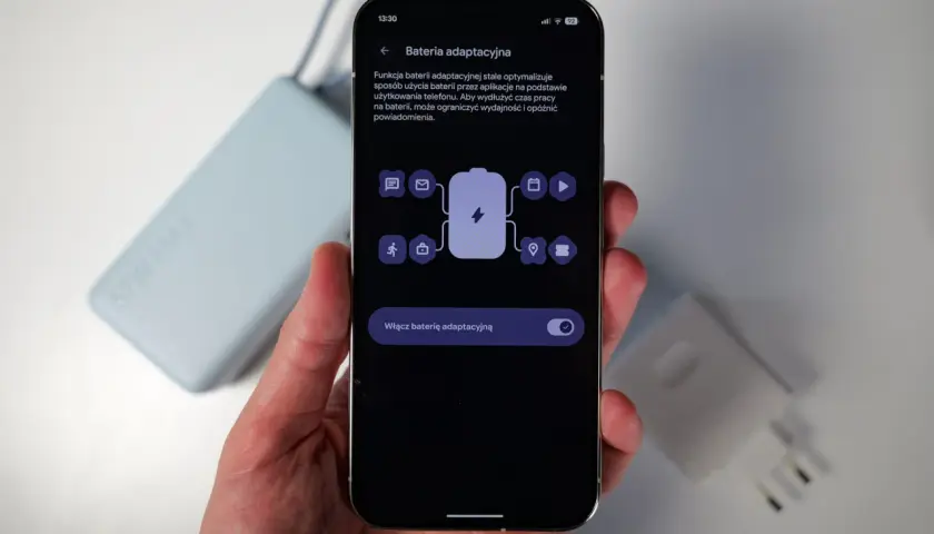 Ekran telefonu z ustawieniami baterii adaptacyjnej. Dowiedz się, jak wyłączyć optymalizację baterii, aby wydłużyć czas pracy urządzenia.