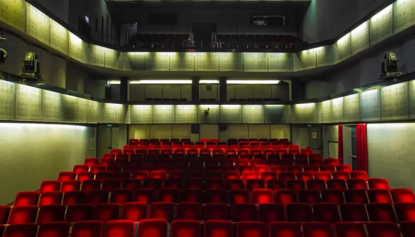 Puste, czerwone fotele w teatrze Bagatela im. Tadeusza Boya-Żeleńskiego czekają na widzów.