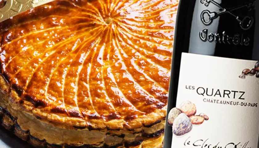 Galette des rois dorée et croustillante à côté d'une bouteille de Châteauneuf-du-Pape. Le parfait accord pour savoir que boire avec galette des rois.
