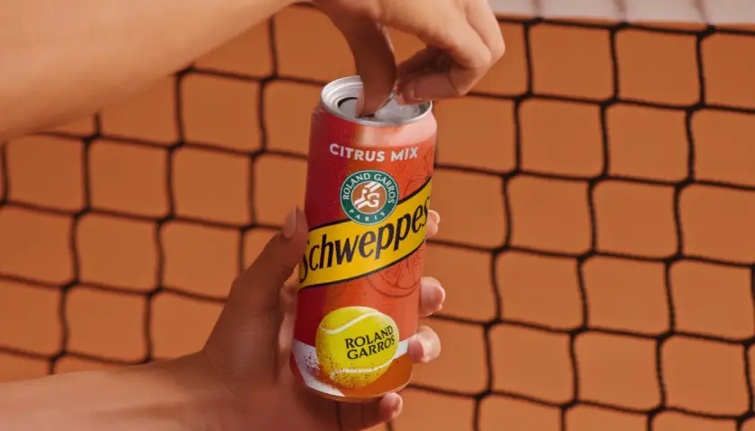 Otwierana puszka Schweppes Citrus Mix z logo Roland Garros. Czy schweppes jest zdrowy? To pytanie zadaje sobie wielu, ale orzeźwienie po wysiłku jest bezcenne.