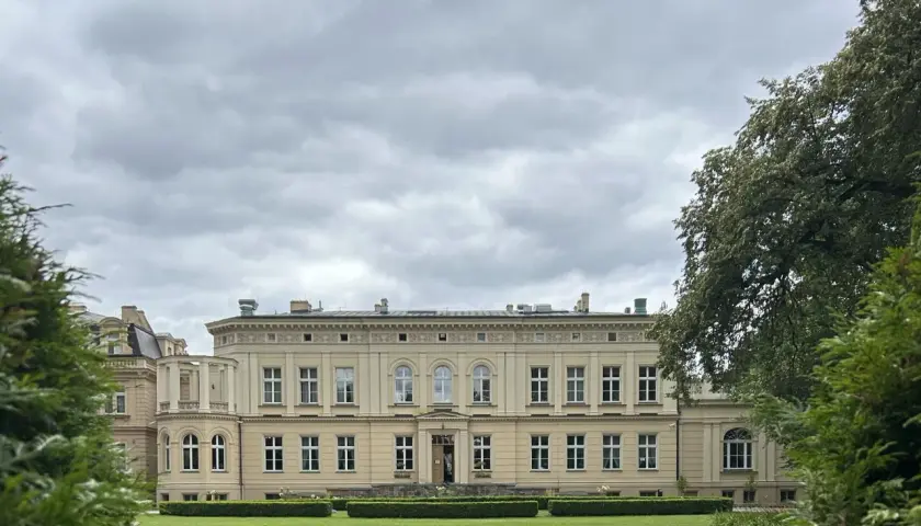 Pałac w Ostromecku, z pięknym ogrodem i zielenią, to jedna z głównych atrakcji regionu.