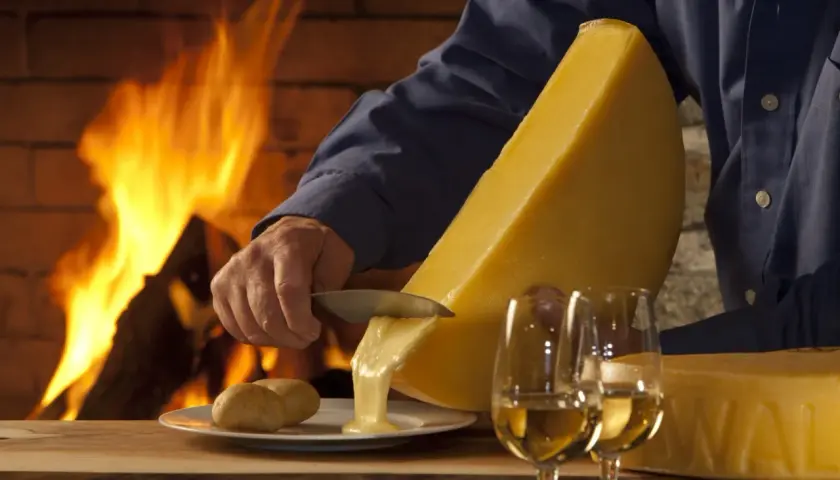 Une demi-meule de raclette fondante, parfaite pour un repas convivial. Combien de personnes cette merveille peut-elle régaler ?