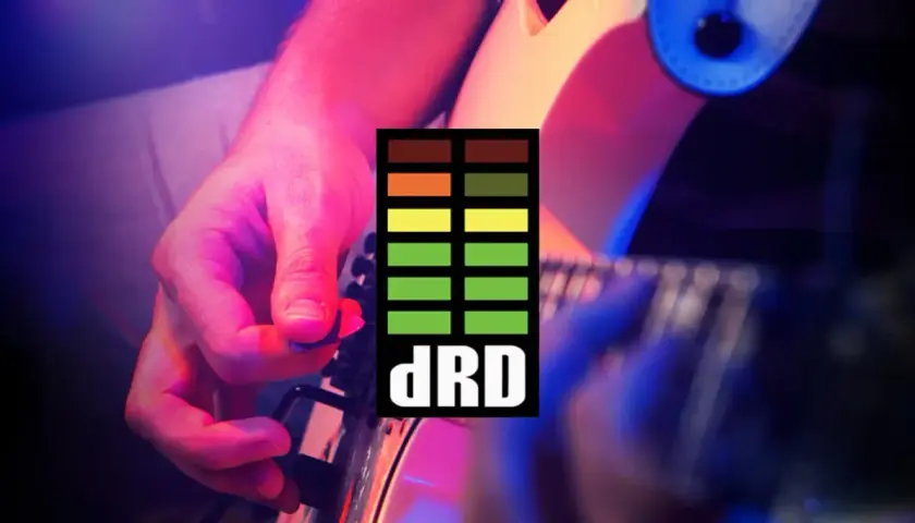Gitarrist mit Plektrum, das Logo "dRD" und eine Anzeige für dynamische Pegelkontrolle.