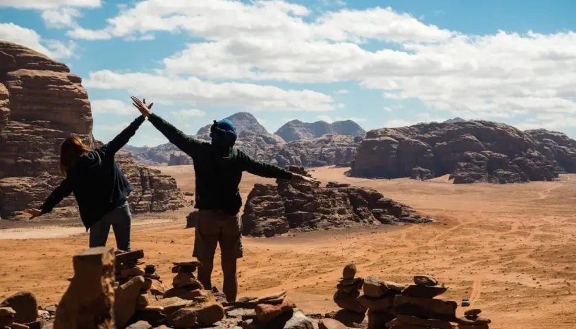 Dwie osoby cieszą się widokiem pustyni Wadi Rum. Odpowiedź na pytanie: czy w Jordanii jest bezpiecznie? Tak, podróżni czują się tu swobodnie.