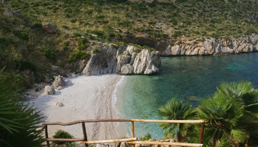 Splendide calette siciliane con acqua cristallina, rocce imponenti e vegetazione mediterranea. Un angolo di paradiso.