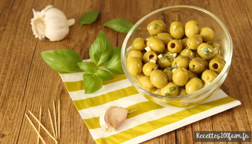 Olives vertes marinées à l'ail et aux herbes, parfaites pour une recette simple et savoureuse.