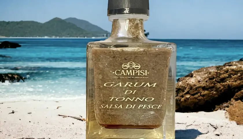Flasche mit Garum di Tonno, einer Fischsauce, die an der Küste Sardiniens hergestellt wird. Der Geschmack erinnert an die salzige Luft und die Aromen von Bottarga di Muggine.