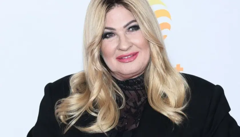 Beata Kozidrak, ikona polskiej muzyki, w czarnej marynarce. Jej wiek to tajemnica, ale jej styl zawsze zachwyca.