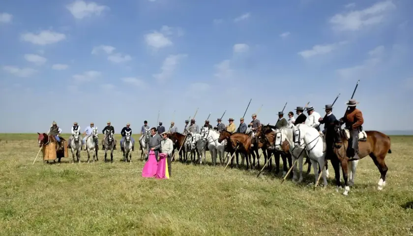 Hombres a caballo, algunos con trajes de luces, listos para la lidia. Eduardo Miura, un nombre ligado a la tauromaquia, podría estar entre ellos.