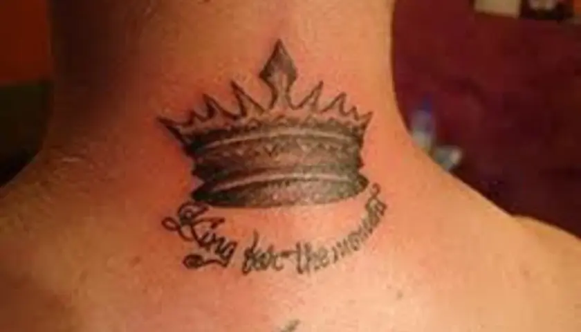 Męski tatuaż na szyi: korona z napisem "King for the moment".