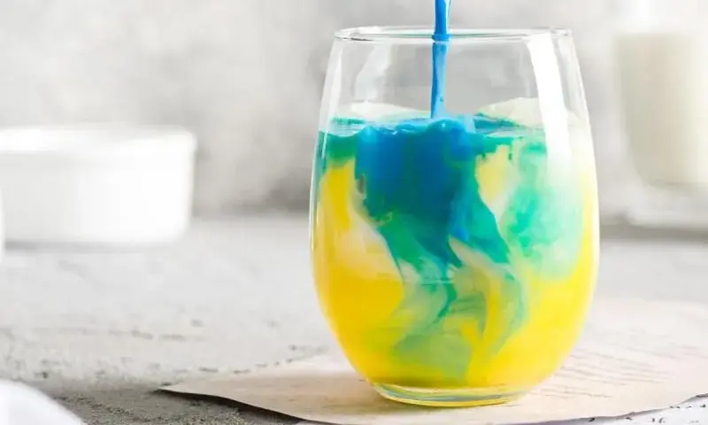Najlepsze drinki z blue curacao i rumem, które musisz spróbować