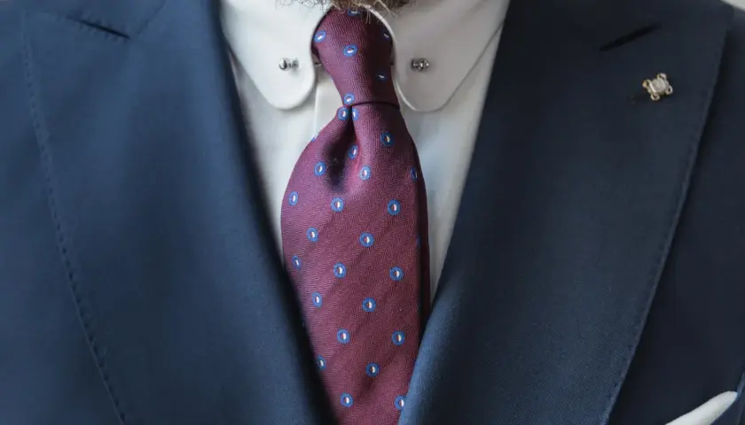 Jak dobrać idealny kołnierzyk do krawata - prosty poradnik elegancji