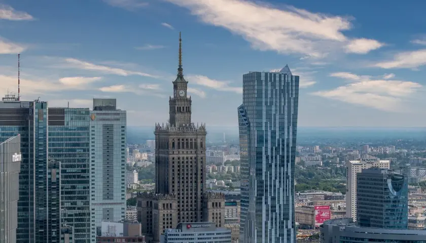 Warszawa atrakcje: Pałac Kultury i Nauki góruje nad nowoczesnymi wieżowcami, tworząc panoramę stolicy.