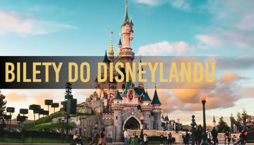 Zamek w Disneylandzie z napisem "Bilety do Disneylandu" na tle nieba.