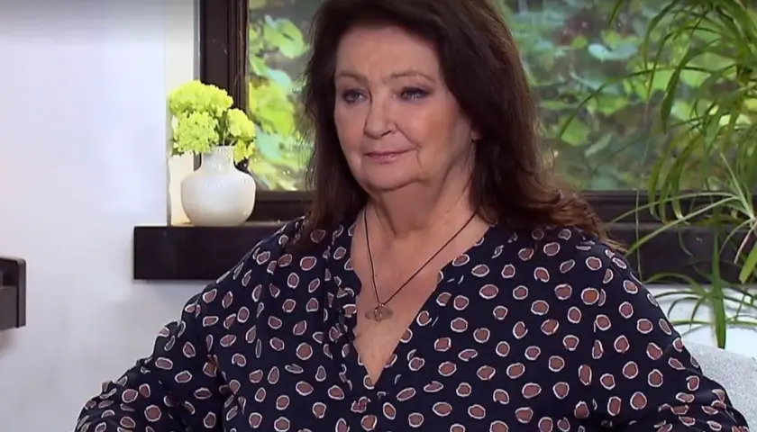 Anna Dymna, córka aktorki, w granatowej bluzce w brązowe kropki, z wisiorkiem na szyi.