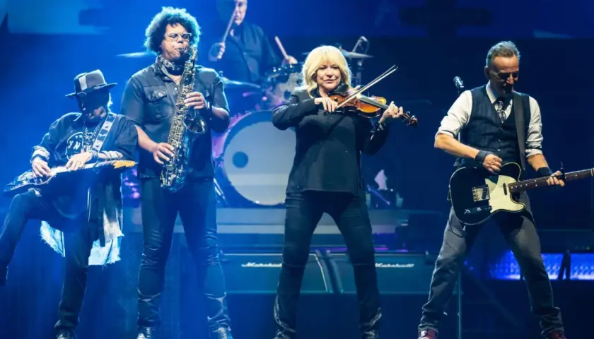 Bruce Springsteen och E Street Band spelar på Friends Arena. En violinist, saxofonist och trummis syns också på scenen.