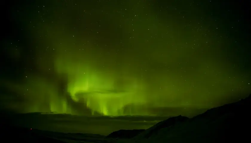 Reykjavik zorza polarna kiedy? Zielone pasma tańczą na nocnym niebie nad Islandią, tworząc magiczny spektakl.