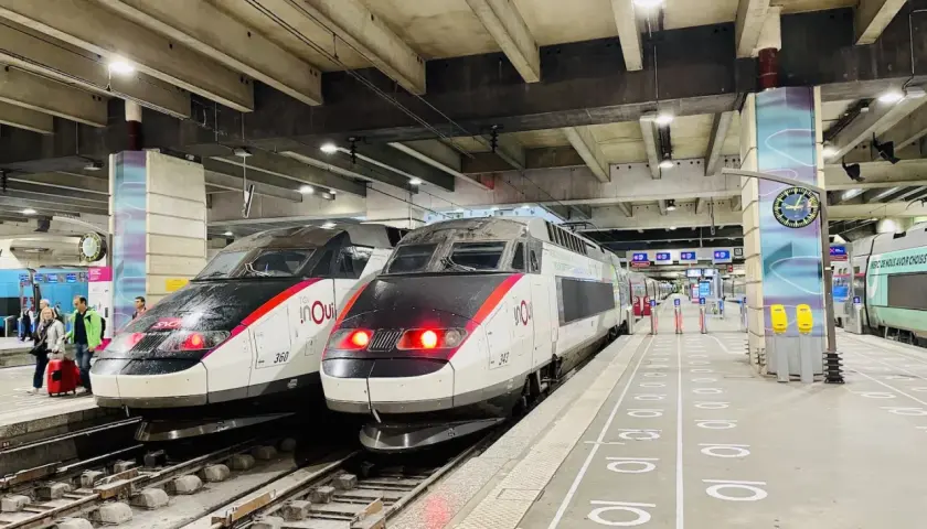 Dwa nowoczesne pociągi TGV InOui stoją na peronie. Czekają na pasażerów, by zabrać ich w podróż.