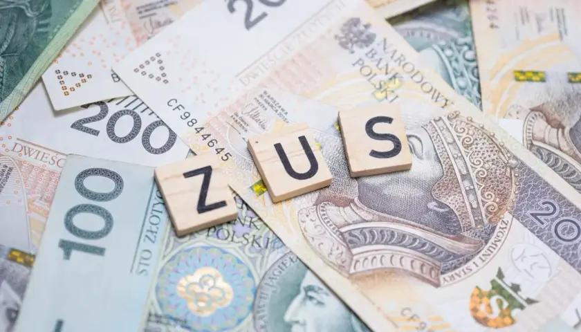 Litery ZUS ułożone na polskich banknotach o nominałach 100 i 200 zł.