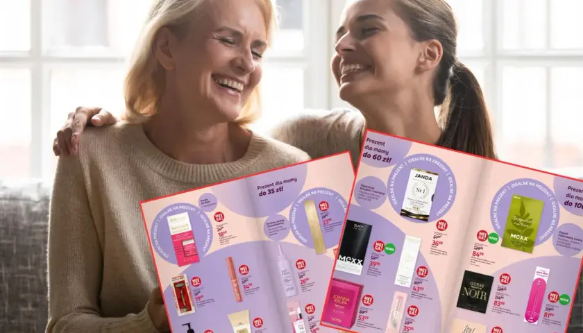 Uśmiechnięte kobiety przeglądają katalog z kosmetykami. To idealny prezent dla noworodka i mamy, pełen pielęgnacyjnych inspiracji.