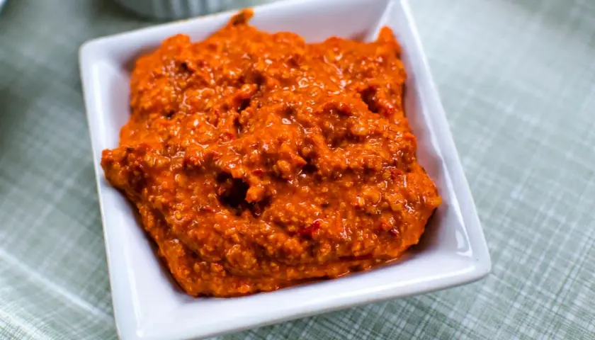 En skål med en härlig, kryddig muhammara. Perfekt för att dippa bröd eller grönsaker i.