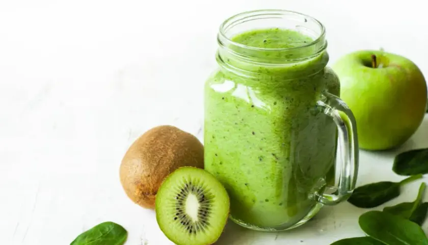 Smoothie verde in barattolo con kiwi, mela e spinaci, un aiuto naturale per lassativi naturali.