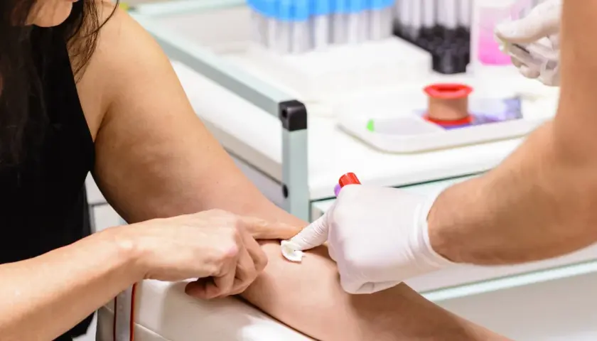 Pobieranie krwi do badań. Pacjentka ma **mpv niskie**, co może wymagać dalszej diagnostyki.
