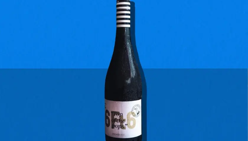 Flasche Prosecco mit dem Aufdruck "Top of the pops". Gute wein bewertungen sind hier zu erwarten.