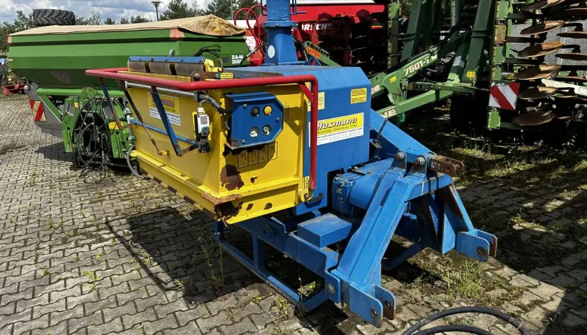 BGU KSA 370: Gelber und blauer landwirtschaftlicher Anhänger mit Hydraulikanschlüssen, bereit für den Einsatz.