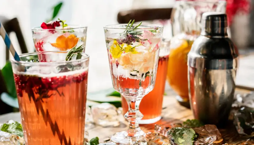 Pyszne drinki bez cukru, które pomogą Ci schudnąć i orzeźwić się
