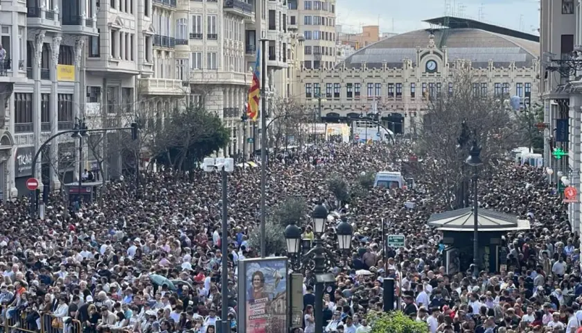 Multitudinaria **mascletà en Valencia**. Miles de personas abarrotan la calle para disfrutar del espectáculo pirotécnico.