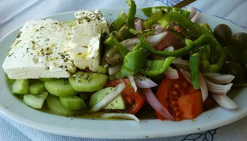 Jaki ser feta do sałatki greckiej: wybierz najlepszy smak i jakość