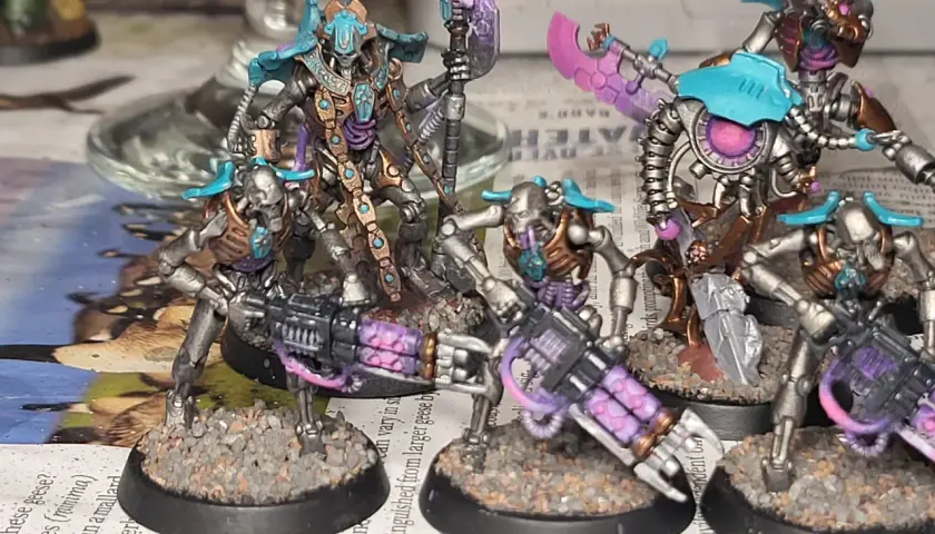 Imotekh the Stormlord dowodzi armią nekrońskich wojowników. Ich metaliczne pancerze lśnią, a fioletowa energia emanuje z broni.