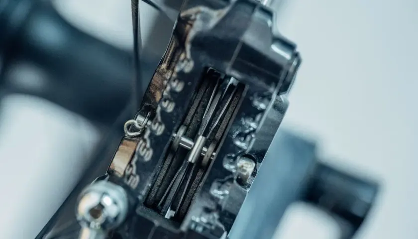 Detailaufnahme einer mechanischen Seilwinde Bremse einstellen. Die Bremsbeläge sind nah am Rad.