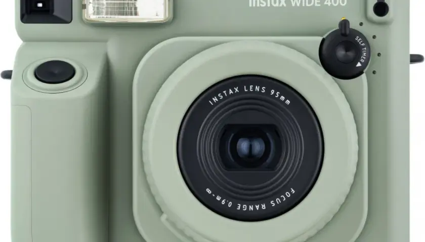 Zielony aparat Instax Wide 400 z obiektywem 95 mm. Idealny do szerokich ujęć, pozwala uchwycić więcej w kadrze, oferując większe **instax wymiary zdjęć**.