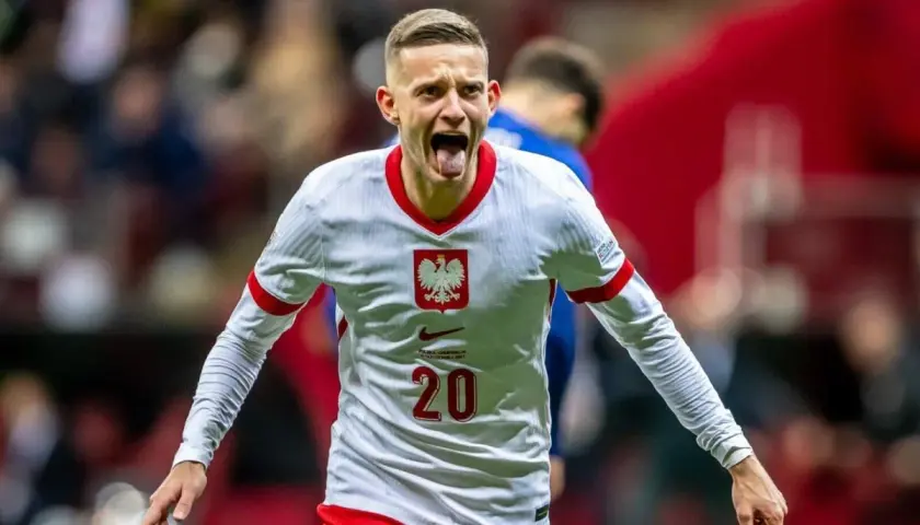 Sebastian Szymański w koszulce reprezentacji Polski, z numerem 20. Jego radość sugeruje udany występ, może to zapowiedź jego przyszłego sebastian szymański transfer.