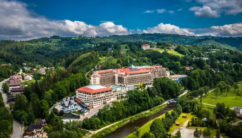 Ile kosztuje obiad w hotelu Gołębiewskim? Sprawdź ceny i zniżki