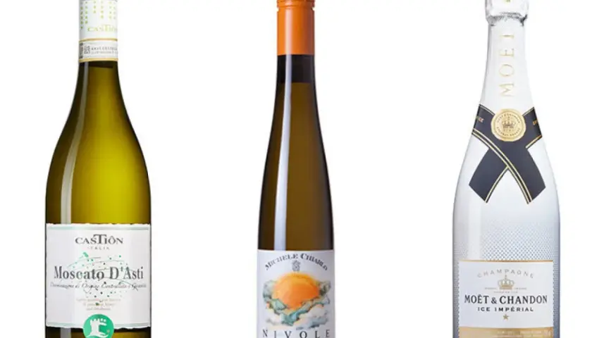 Tre flaskor vin: Moscato d'Asti, Nivole och Moët & Chandon Ice Impérial. Perfekt vin till jordgubbar.