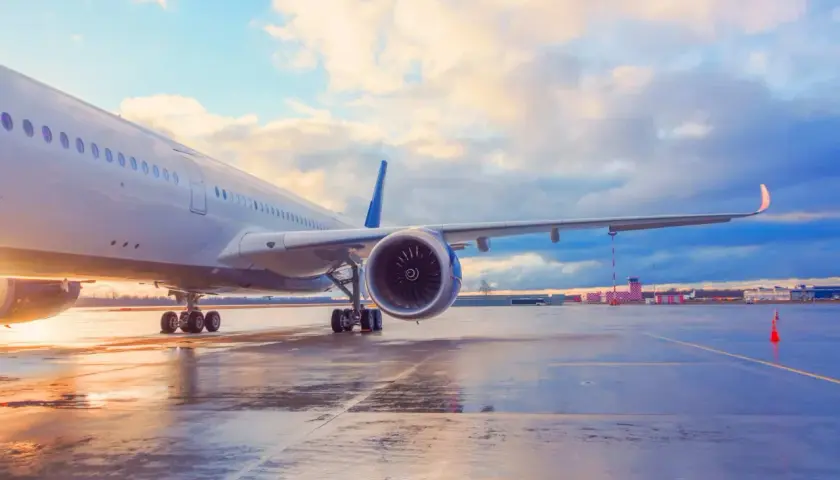 Samolot na płycie lotniska, gotowy do startu. Linie enter air czekają na pasażerów.