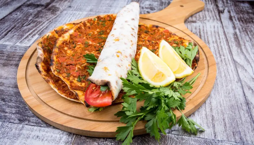 Lahmacun med köttfärs och grönsaker, perfekt för en snabb och god måltid. Ett enkelt lahmacun recept att prova hemma.