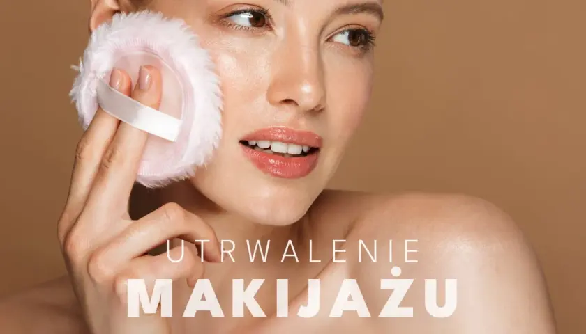 Kobieta delikatnie poprawia makijaż pudrową puszką. Dowiedz się, jak utrwalić makijaż na długie godziny.