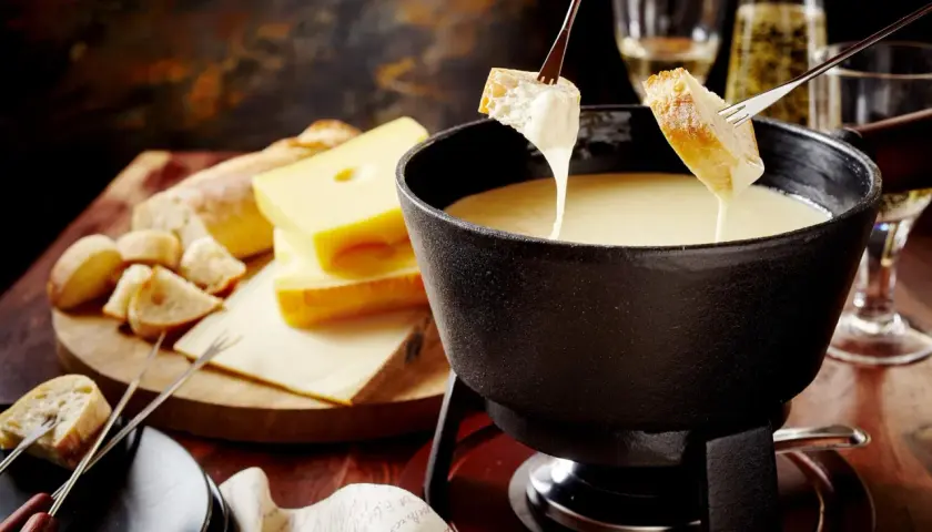 Pyszne fondue serowe z chrupiącym pieczywem, idealne na wspólny wieczór.