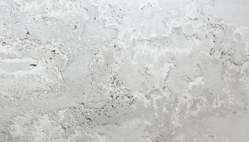 Textura de pared con manchas grises y blancas, como si fueran manchas en pared después de pintar.